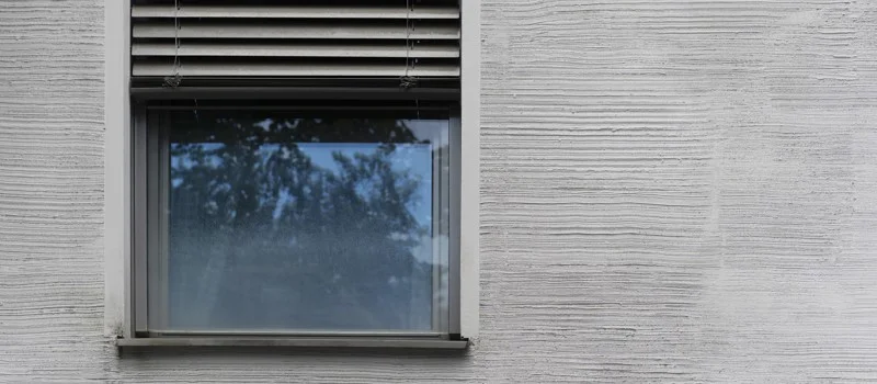 persiana ventana gris
