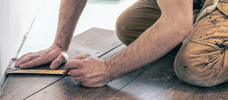 trabajador-masculino-pone-suelo-laminado-suelo
